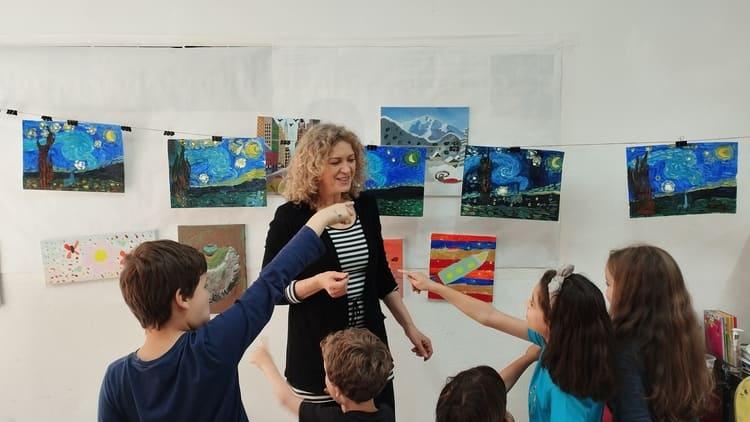 La artista Svetlana Kalachnik organiza clases de pintura para niños y niñas en edades de entre 4 a 10 años. La pintura tiene múltiples beneficios para los más peques, pues les ayuda a expresar sus emociones de manera libre y creativa, desarrollando sus capacidades de concentración, imaginación, creatividad, etc.