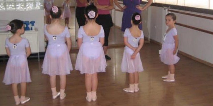 niñas en clase de ballet