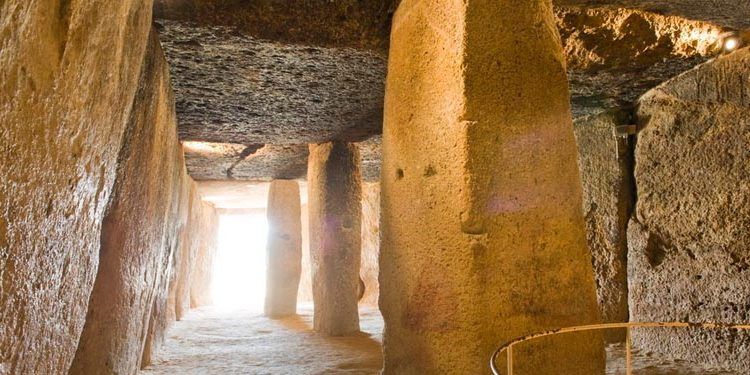 imagen del interior del dolmen de menga