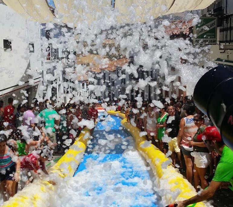 Tobogán acuático gigante y actividades infantiles mañana en Torremolinos
