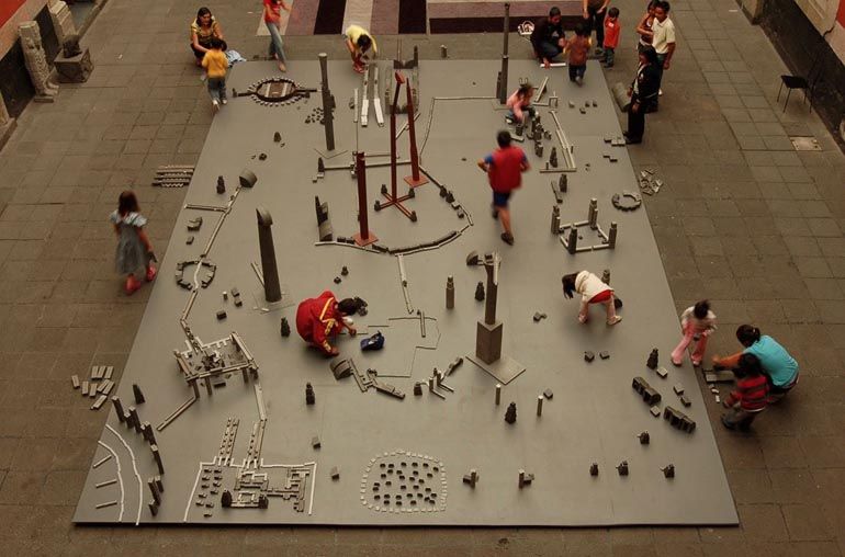 Últimos días de 'Bajo la luna II', obra-juego para niños de Miquel Navarro, en el Pompidou Málaga