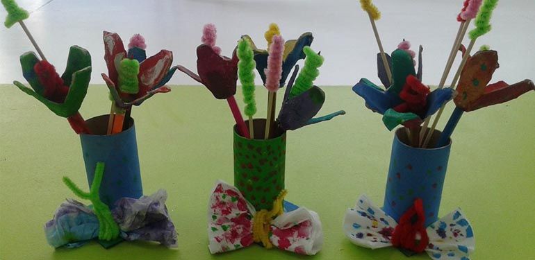 Un ramo de flores de cartón reciclado con su jarrón