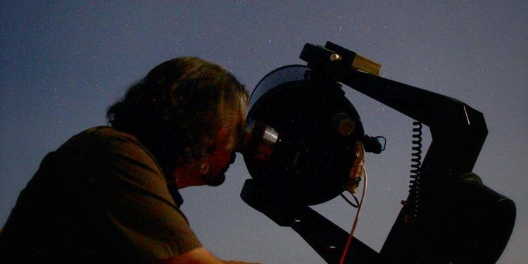 Observatorio Astronómico de Yunquera hombre telescopio cielo nocturno