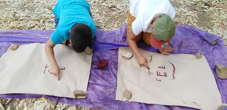 Gran éxito del taller de pintura rupestre para niños organizado por Ventana Abierta en Nerja