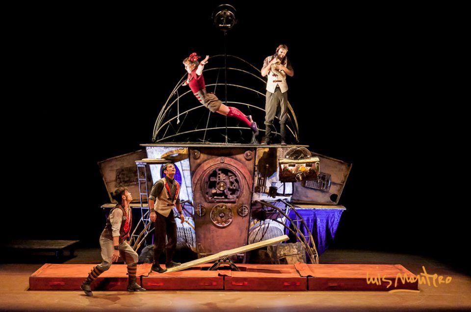 Espectaculo circense en el Teatro Cánovas con Oopart, Historias de un contratiempo