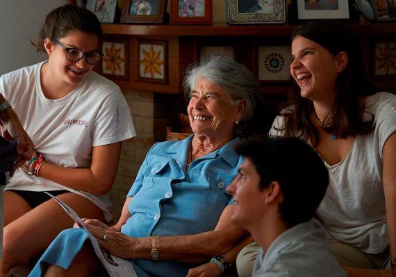 Famileo: la app que permite crear una revista para nuestros mayores con las fotos y textos del chat familiar