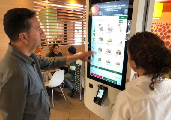 McDonald’s de Los Patios (Málaga) incorpora McCafé, kioskos de pedidos y servicio a mesa