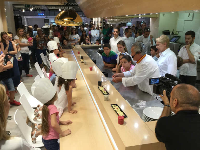 Paco Torreblanca y Susi Díaz con los niños de Málaga en un genial taller de cocina infantil en El Txoko
