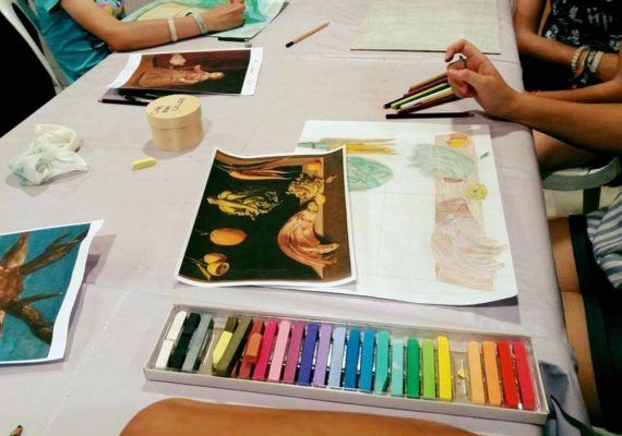 Clases de artes plásticas para niños mayores de 11 años en la Cofradía del Rocío de Málaga