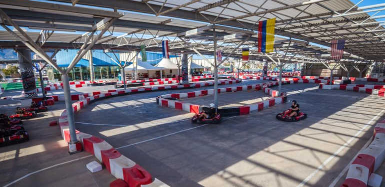 Diversión de alta velocidad para niños en el Karting del centro comercial Miramar de Fuengirola