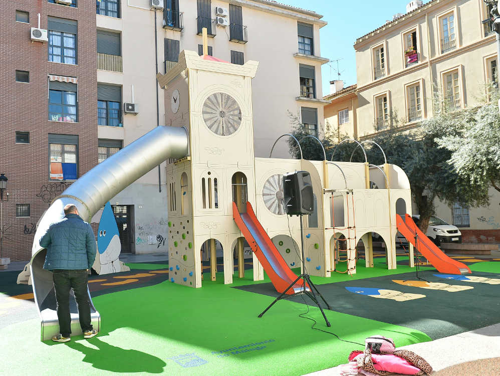 Visita el parque de juegos para niños de Las Cofradías en Málaga centro