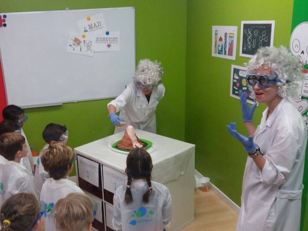 Aprende inglés con los experimentos más divertidos en Kids&Us Málaga Oeste y Limonar
