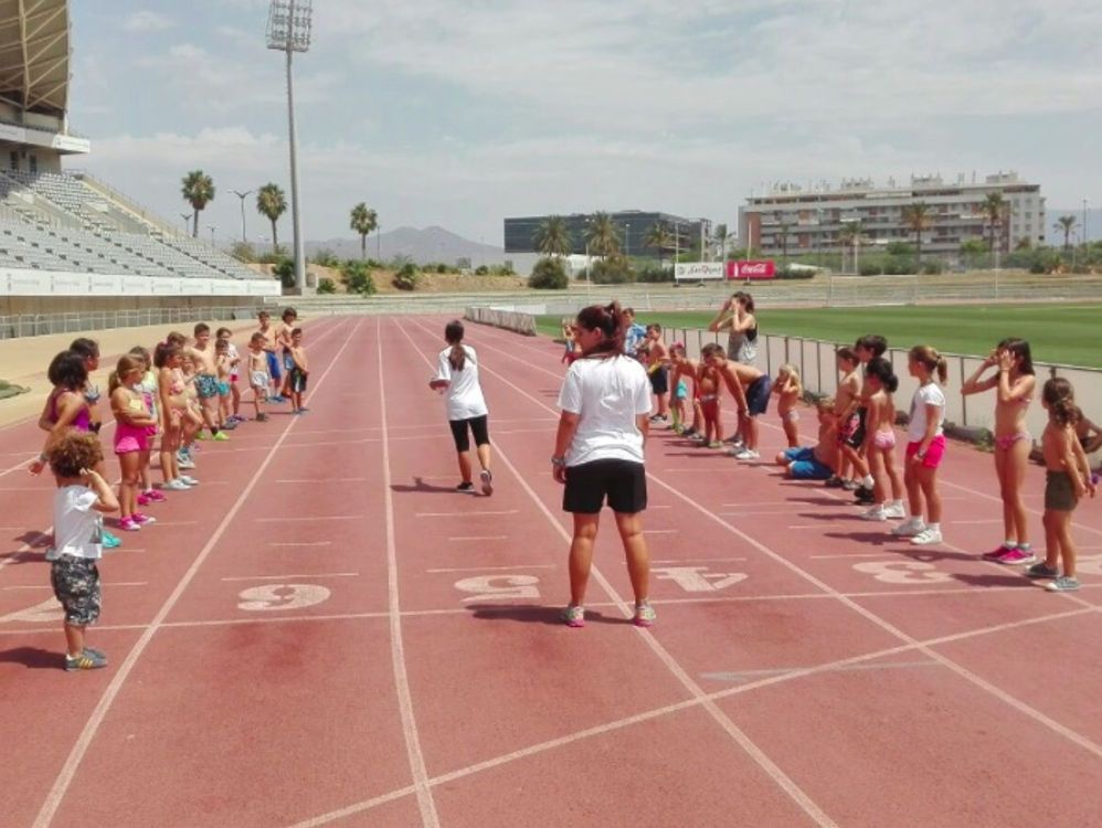 Practica deporte en el campamento de verano de Deportae en el Martín Carpena de Málaga