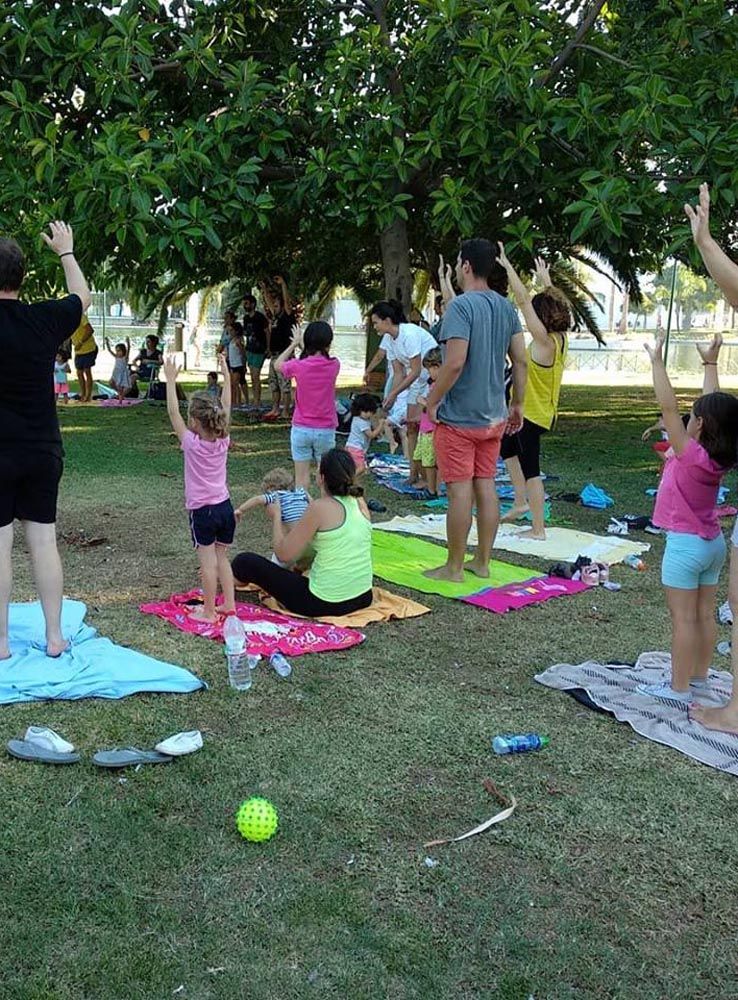 Talleres de yoga, masajes, expresión corporal y mindfulness para bebés, madres y padres con las Mamis del parque en agosto