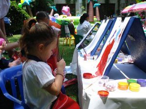 Niño pintando manualidades Saturna
