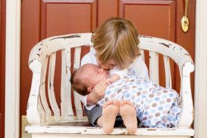 Cómo evitar que tu hijo sienta celos de su nuevo hermanito