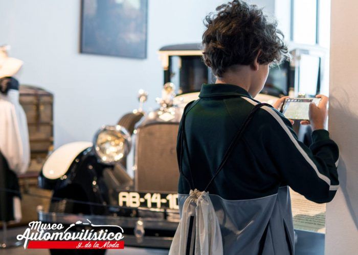 Visita guiada por el Día de la Mujer en el Museo Automovilístico y de la Moda de Málaga