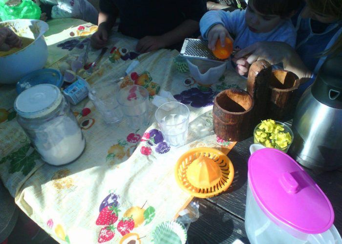 Actividad familiar en la Granja Escuela de Pizarra sobre naranjas y mandarinas