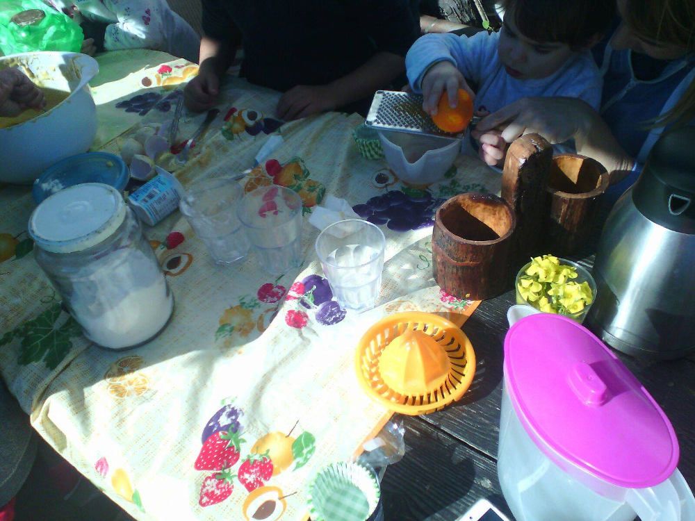 Actividad familiar en la Granja Escuela de Pizarra sobre naranjas y mandarinas