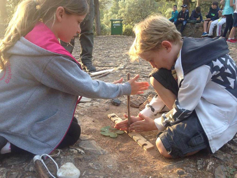Campamento prehistórico de verano para niños de la mano de ArqueoEduca en Málaga