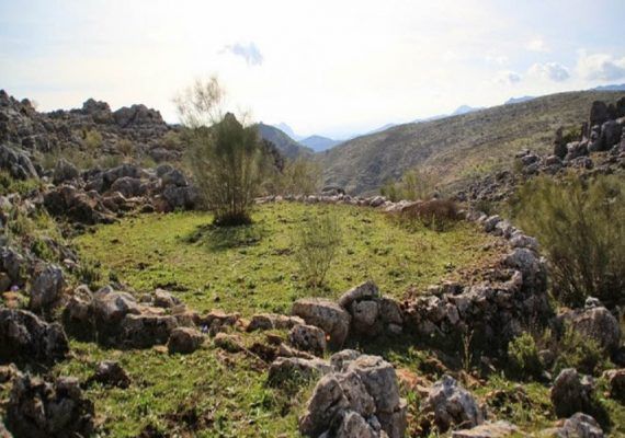 Senderismo en familia: ruta por los Riscos de Júzcar, el pueblo azul de la Serranía de Ronda