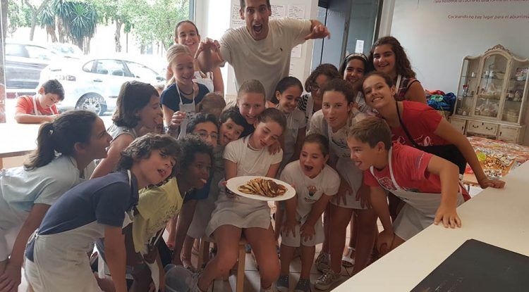 Campamento de verano de cocina para los peques con la Mesa Escuela de Cocina en Málaga