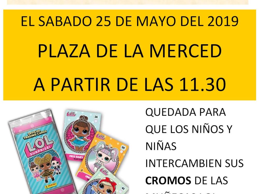 Intercambio de cromos de muñecas LOL en la plaza de la Merced de Málaga este sábado