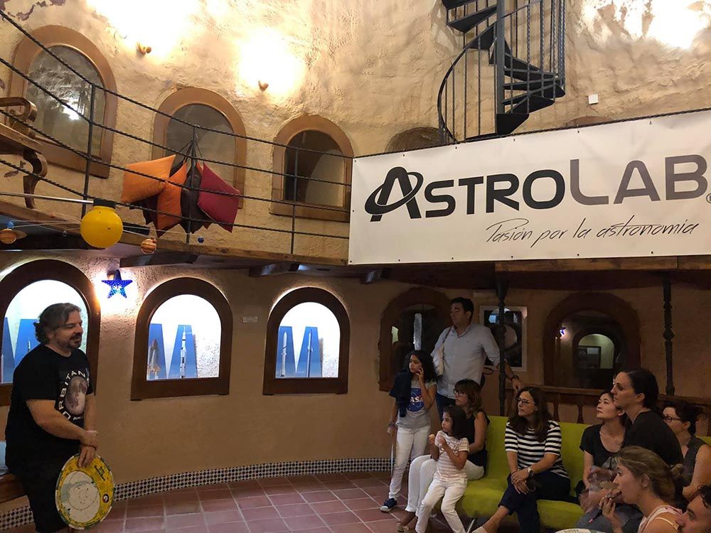 Taller de astronomía y observaciones con niños en AstroLab (Yunquera) en diciembre