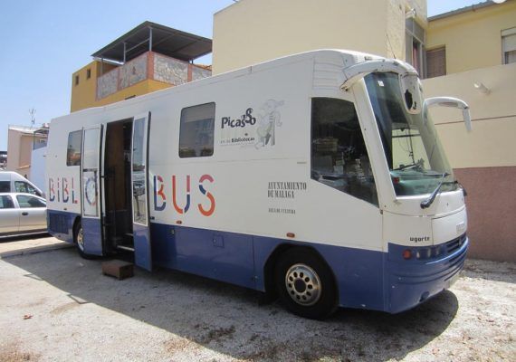 Libros para toda la familia con el Bibliobús en los barrios periféricos de Málaga