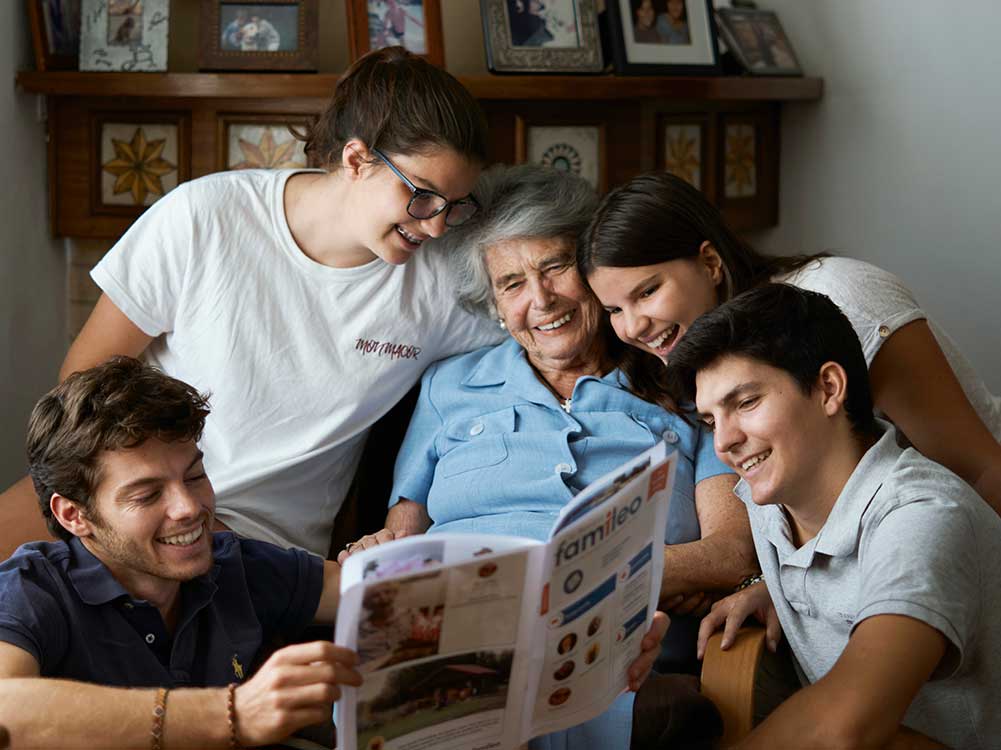 Disfruta del primer mes gratis de Famileo, la revista para nuestros mayores con fotos del chat familiar