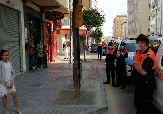 Protección Civil de Málaga felicita el cumpleaños a los niños durante el confinamiento