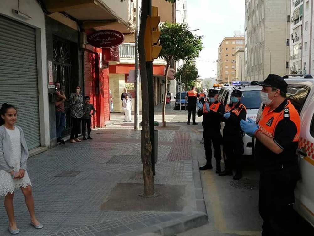 Protección Civil de Málaga felicita el cumpleaños a los niños durante el confinamiento
