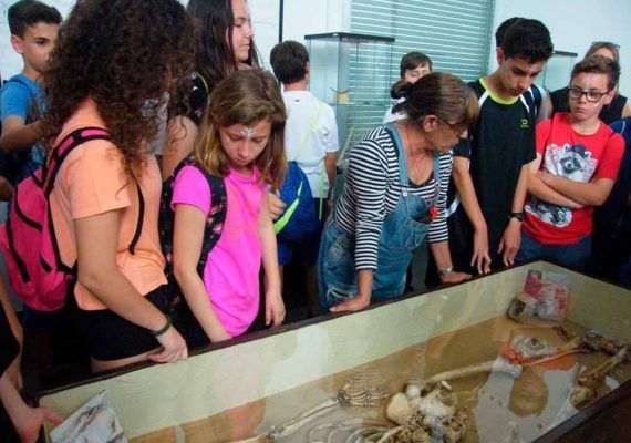 Visitas prehistóricas con niños en los Yacimientos Arqueológicos de La Araña (Málaga)