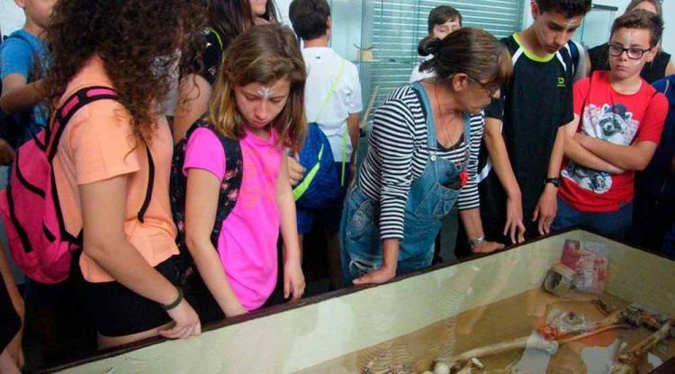 Visitas prehistóricas con niños en los Yacimientos Arqueológicos de La Araña (Málaga)