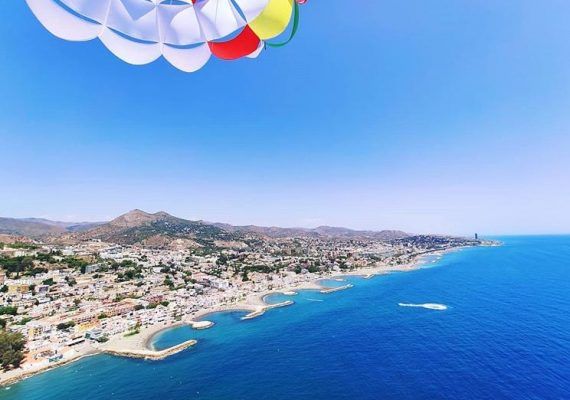 Vuela en la bahía de Málaga haciendo parasailing, la actividad más divertida de este verano para toda la familia