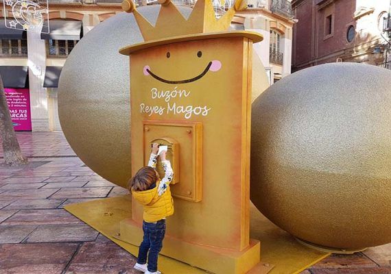 Los Reyes Magos gigantes y los buzones reales llegan a Málaga para que los niños envíen sus cartas