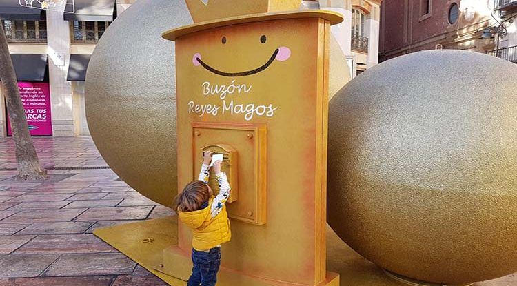 Los Reyes Magos gigantes y los buzones reales llegan a Málaga para que los niños envíen sus cartas