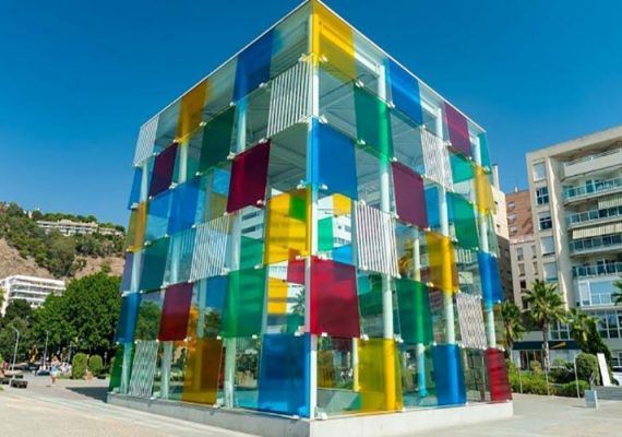 Recorrido familiar por el Centre Pompidou de Málaga con la exposición 'De Miró a Barceló, un siglo de arte español'