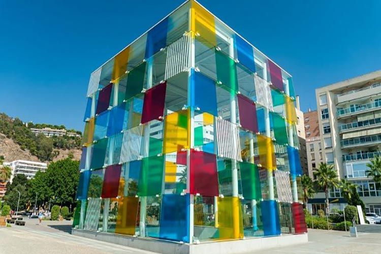 Recorrido familiar por el Centre Pompidou de Málaga con la exposición ‘De Miró a Barceló, un siglo de arte español’