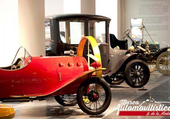 Visita en familia el Museo Automovilístico de Málaga y escucha el motor de algunos de sus coches