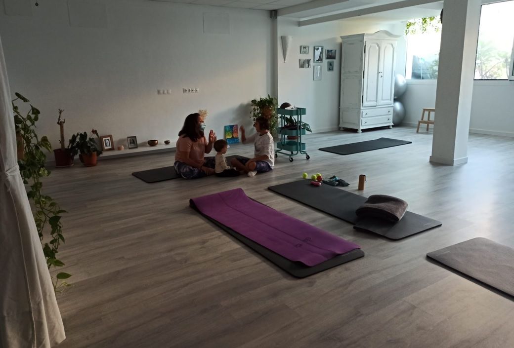 Taller de yoga en familia en el Espacio Libélula de Ciudad Jardín