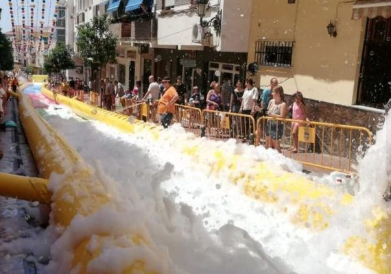 Feria de San Juan con toboganes acuáticos y fiesta de la espuma para niñas y niños en Benalmádena