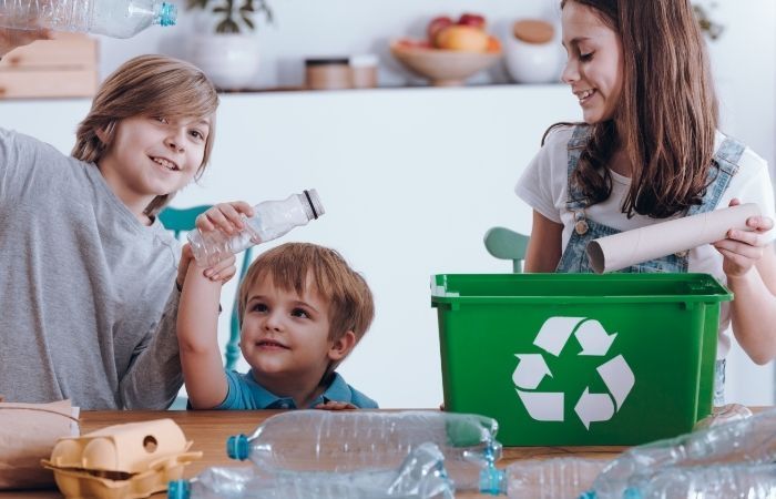 Cómo reciclar y reutilizar los residuos de casa fácilmente con tus peques