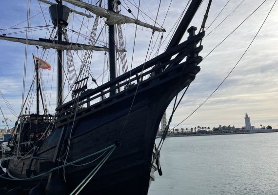 Visita en familia a la Nao Victoria, réplica del primer navío que dio la vuelta al mundo, en el Puerto de Málaga