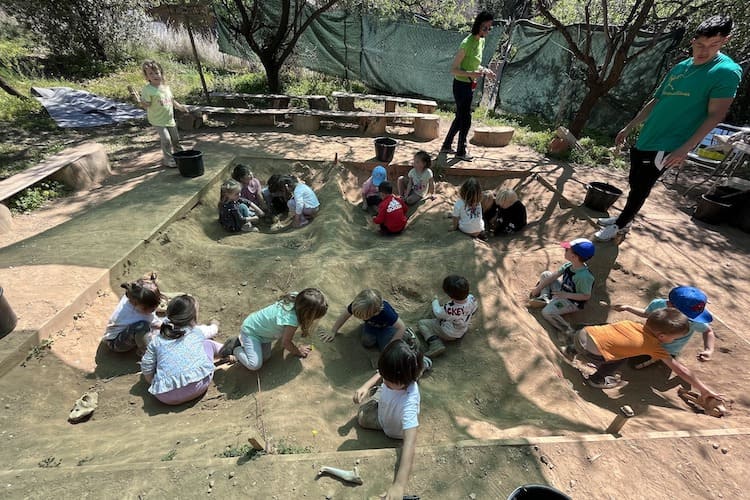 ArqueoEduca en su campamento de verano 2023 en Málaga para niñas y niños de 5 a 12 años tiene preparado mucha diversión al aire libre con un montón de actividades sobre arqueología y naturaleza durante los meses de julio, agosto y septiembre. En este último mes el campamento tendrá lugar entre los días 4 y 8.