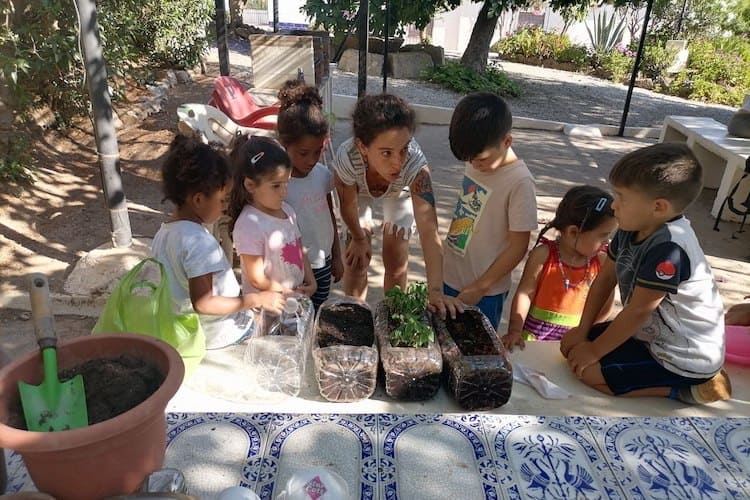 Este verano, los niños y las niñas de 4 a 12 años podrán disfrutar de sus vacaciones con el campamento que organiza Colectivo Educativo R3creo en Vélez-Málaga.