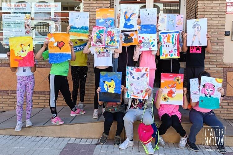 L'alternativa, estudio de arte y creatividad, es un centro localizado en Rincón de la Victoria. En él los peques de entre 7 y 12 años pueden asistir a clases de dibujo, pintura, anime y manga.