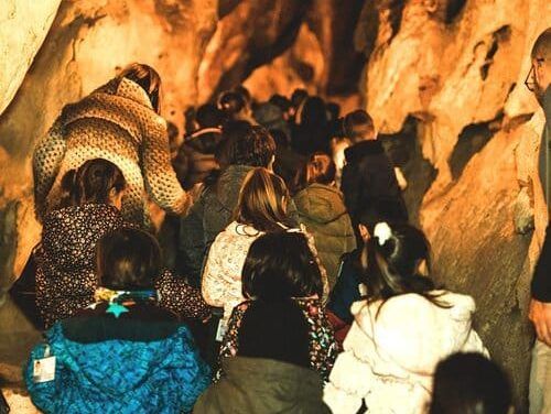 Prehistoria en vivo para centros educativos en la Cueva del Tesoro de Rincón de la Victoria con Cavernario