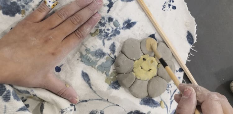 Este taller de cerámica es una actividad sensorial y creativa de la mano de Candeá