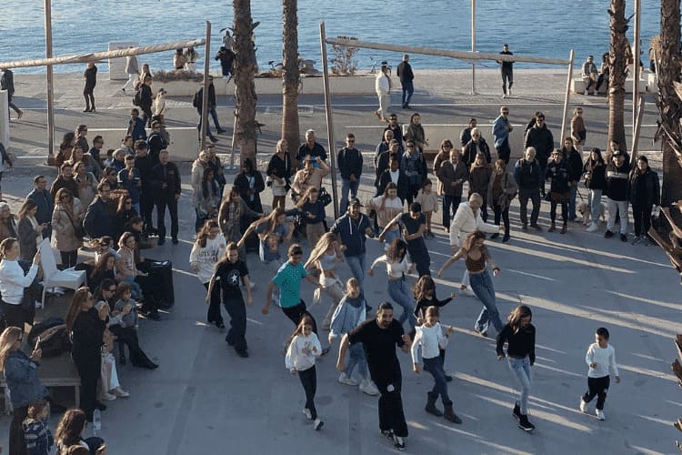 El Muelle Uno de Málaga celebra una segunda edición de San BAILENtín, con motivo de celebrar San Valentín en esta programación especial de clases de baile busca reforzar los lazos y los vínculos emocionales entre las familias y las parejas que decidan asistir.